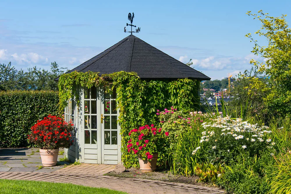 Un progetto di giardino francese con piccoli elementi architettonici