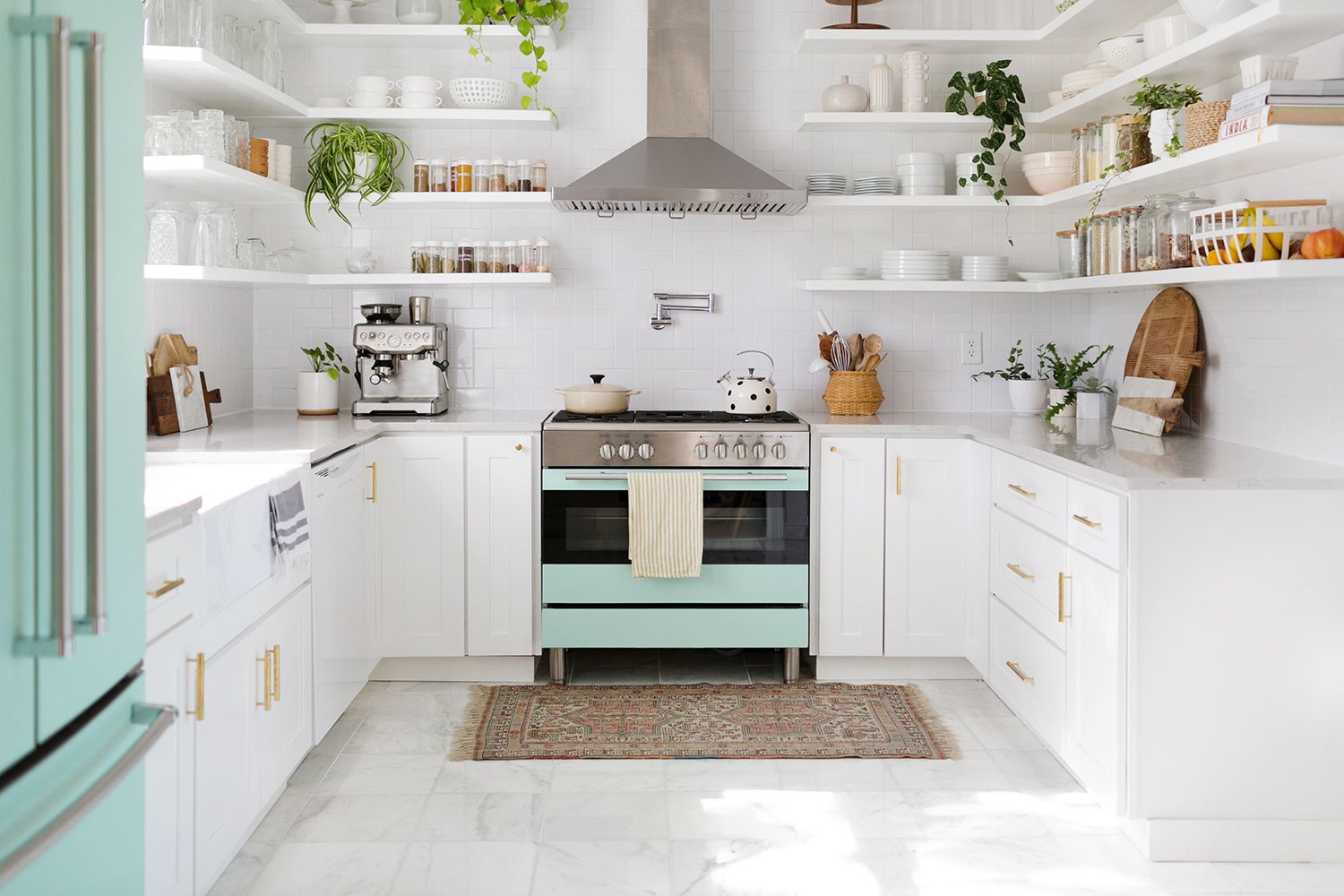 Un salón con cocina americana en un apartamento - detalles en color