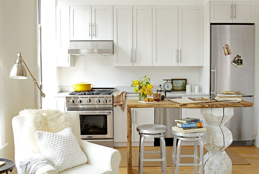 Un salon à cuisine ouverte avec une kitchenette