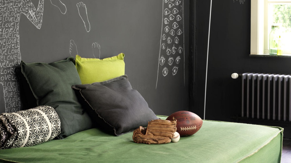 Dormitorio gris carbón con decoraciones verdes