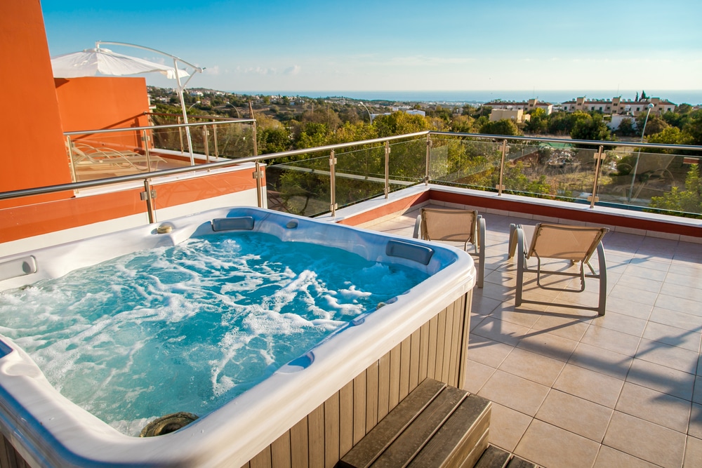 Small balcony ideas - jacuzzi on balcony