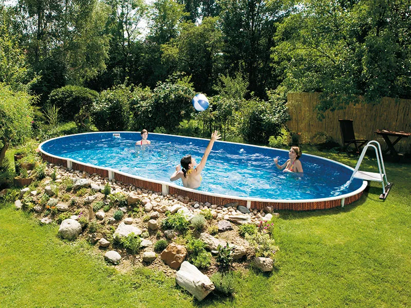 Ein halb versenkter Pool