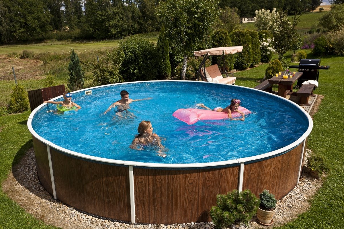 Una gran piscina sobre el suelo