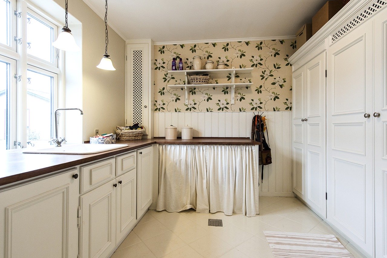 Cocina blanca con papel tapiz estampado