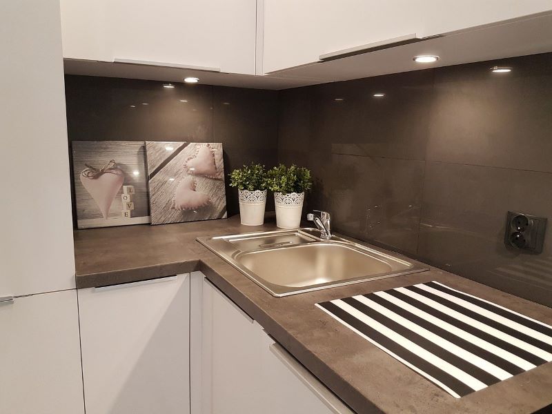 Cocina blanca con encimera gris 