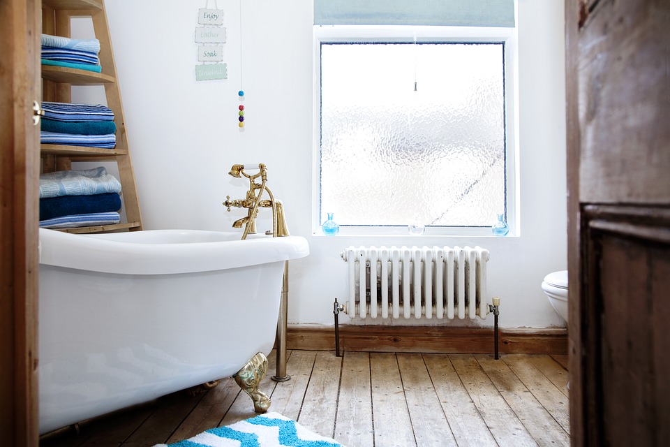 Salle de bain blanche et bois