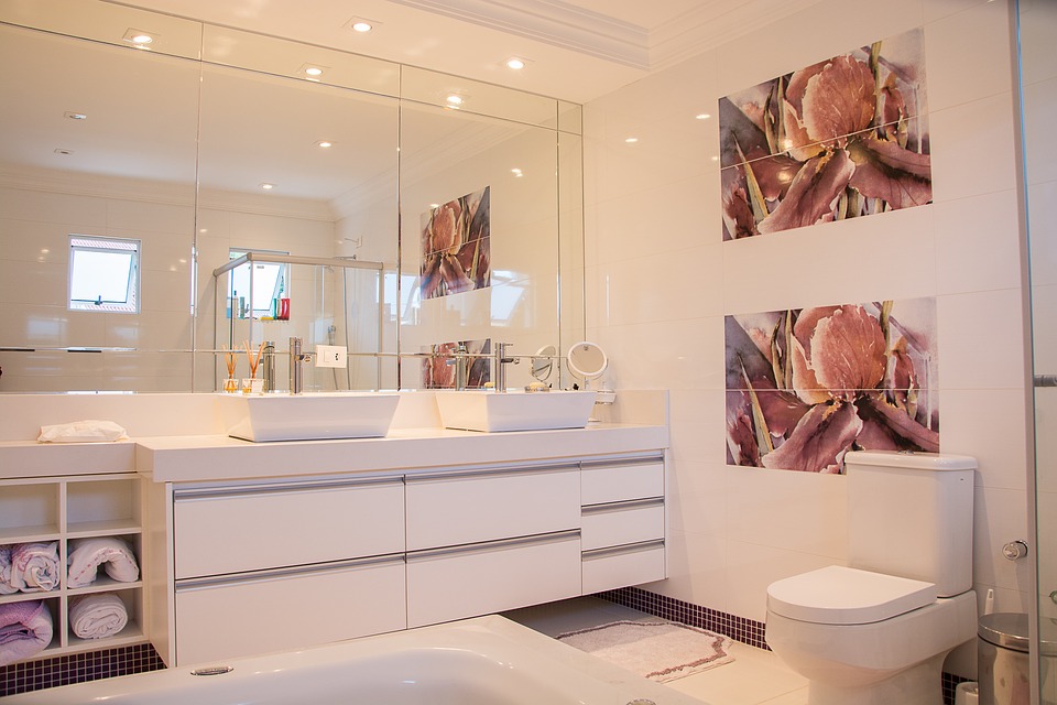 Quels sont les meilleurs accessoires pour une salle de bains blanche?