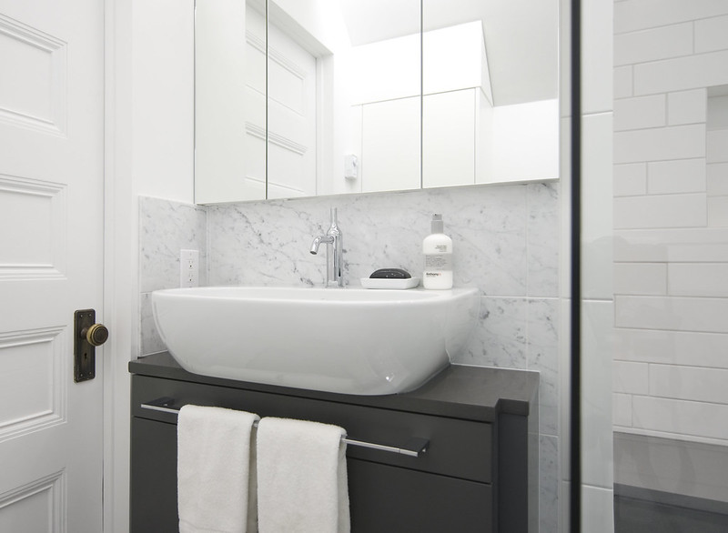 Baño blanco: elige azulejos brillantes y de aspecto interesante