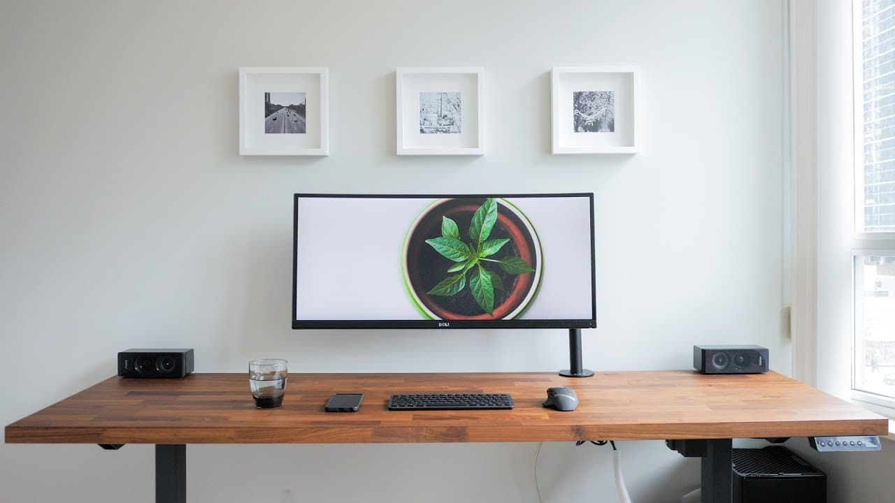 Bureau à domicile masculin et lumineux