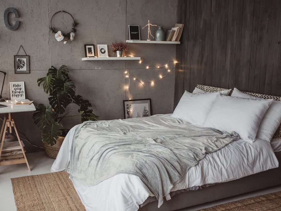 Un dormitorio de estilo boho sin ventanas