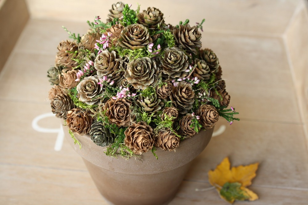 Un bouquet de pommes de pin - ces pommes de pin artisanales ne se faneront jamais.