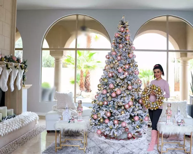 Decoración del árbol de Navidad en blanco y rosa