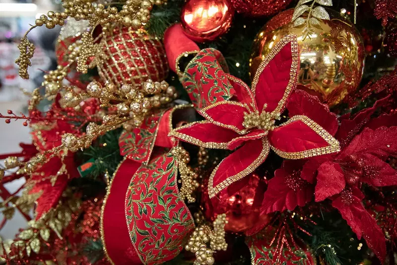 Una idea de árbol de Navidad rojo y dorado