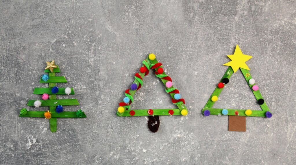 Des arbres de Noël en bâtonnets de glace