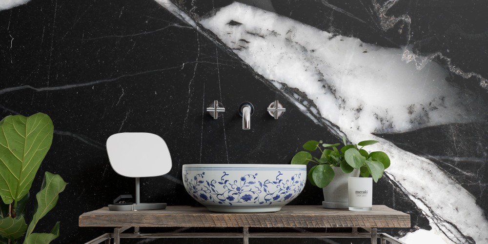 Bagno in stile scandinavo scuro