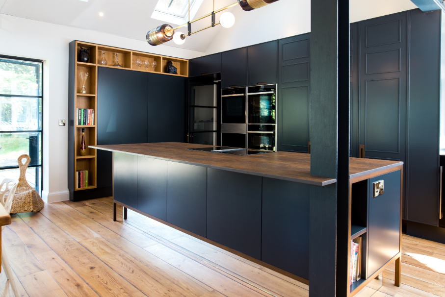 Cucina semplice nera con legno