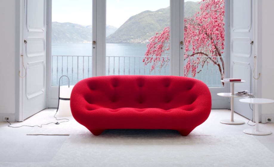 Couleur rouge - des fauteuils et un canapé dans une nuance inhabituelle