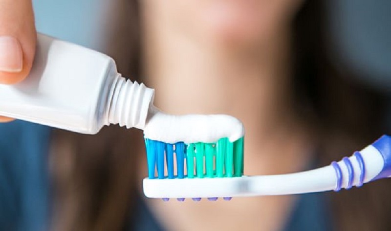 Cleaning grout in the bathroom - toothpaste