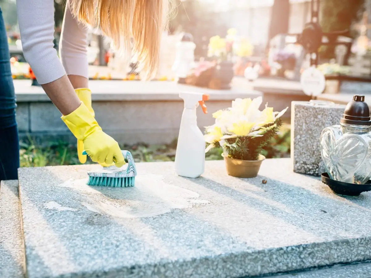 Come pulire una lapide con il sapone per i piatti