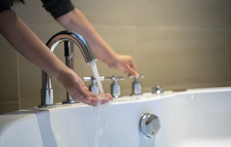 Cleaning a bathtub with vinegar