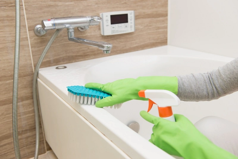 Cleaning the bathtub with baking soda