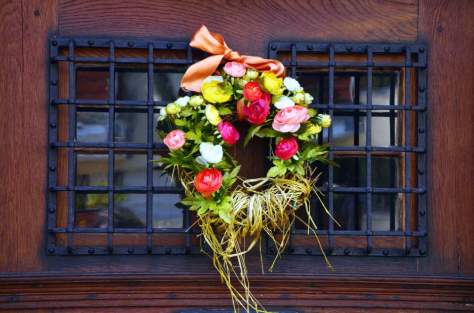 Couronnes et compositions florales - une décoration printanière unique