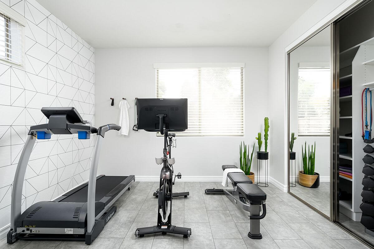 Un pequeño gimnasio en la habitación del ático