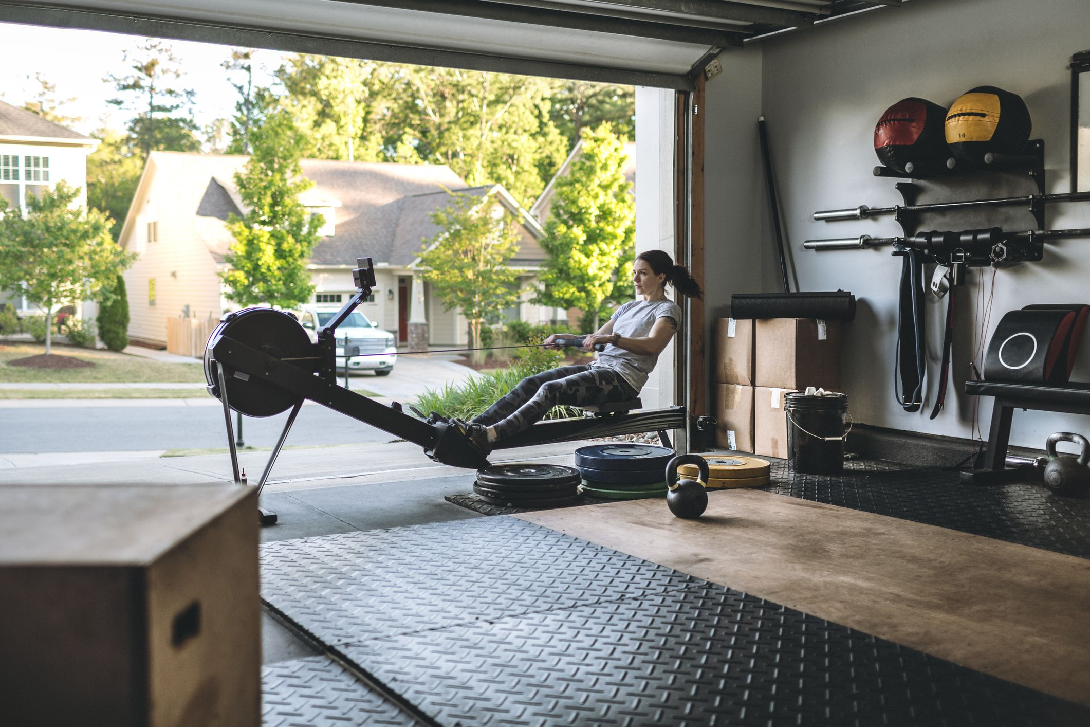 Gimnasio en casa en un garaje