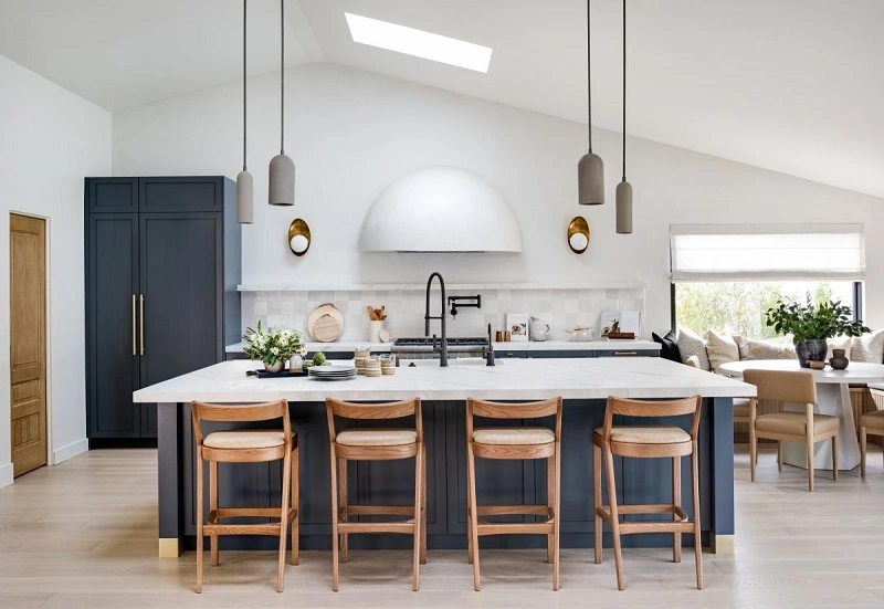 Una gran cocina de los Hamptons con azul oscuro