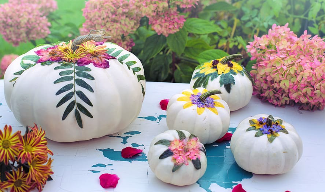 Decorazione autunnale con zucche dipinte