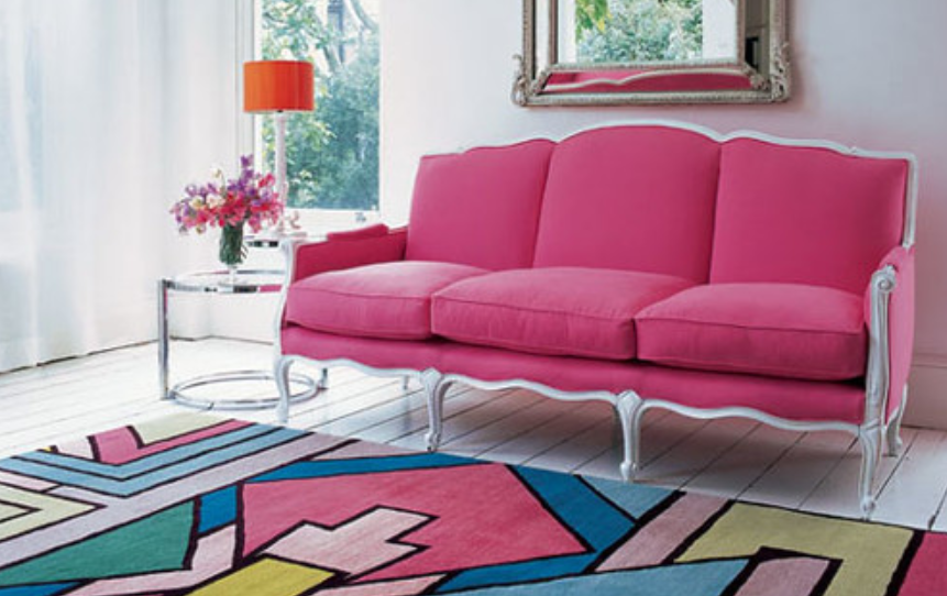 Fuchsia Sofa und Teppich