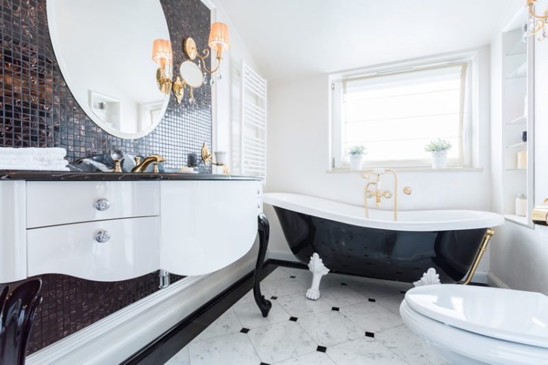 Decoración de baño glamurosa en blanco y negro