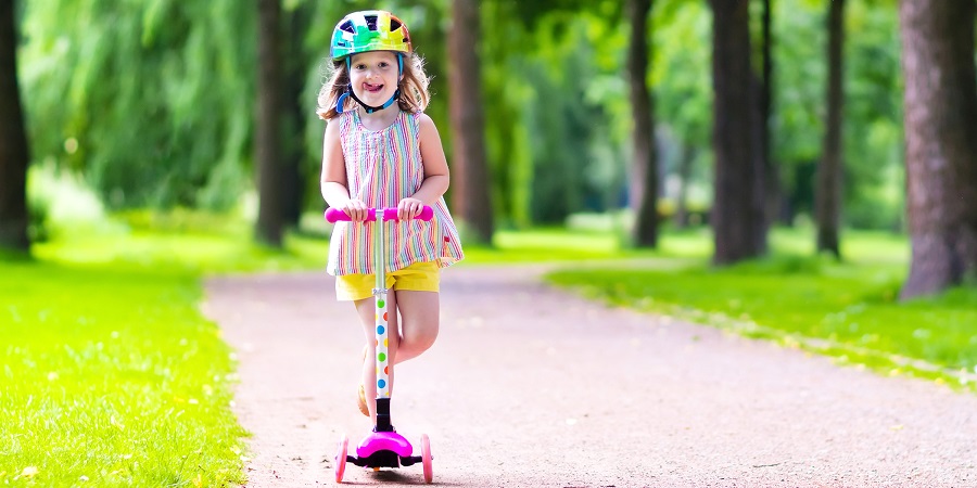 Un patinete: una idea de regalo para un niño de 3 años