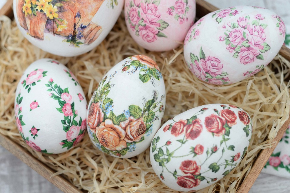 Uova di Pasqua di decoupage per i creatori di pazienti