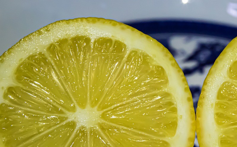 How to clean an iron using lemon juice