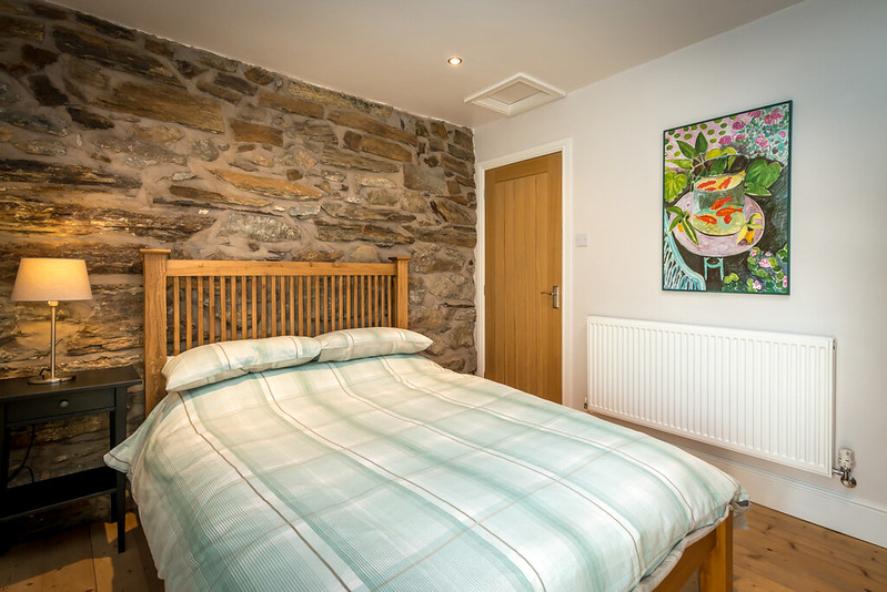 An unusual bedroom - use stone tile and create a unique atmosphere