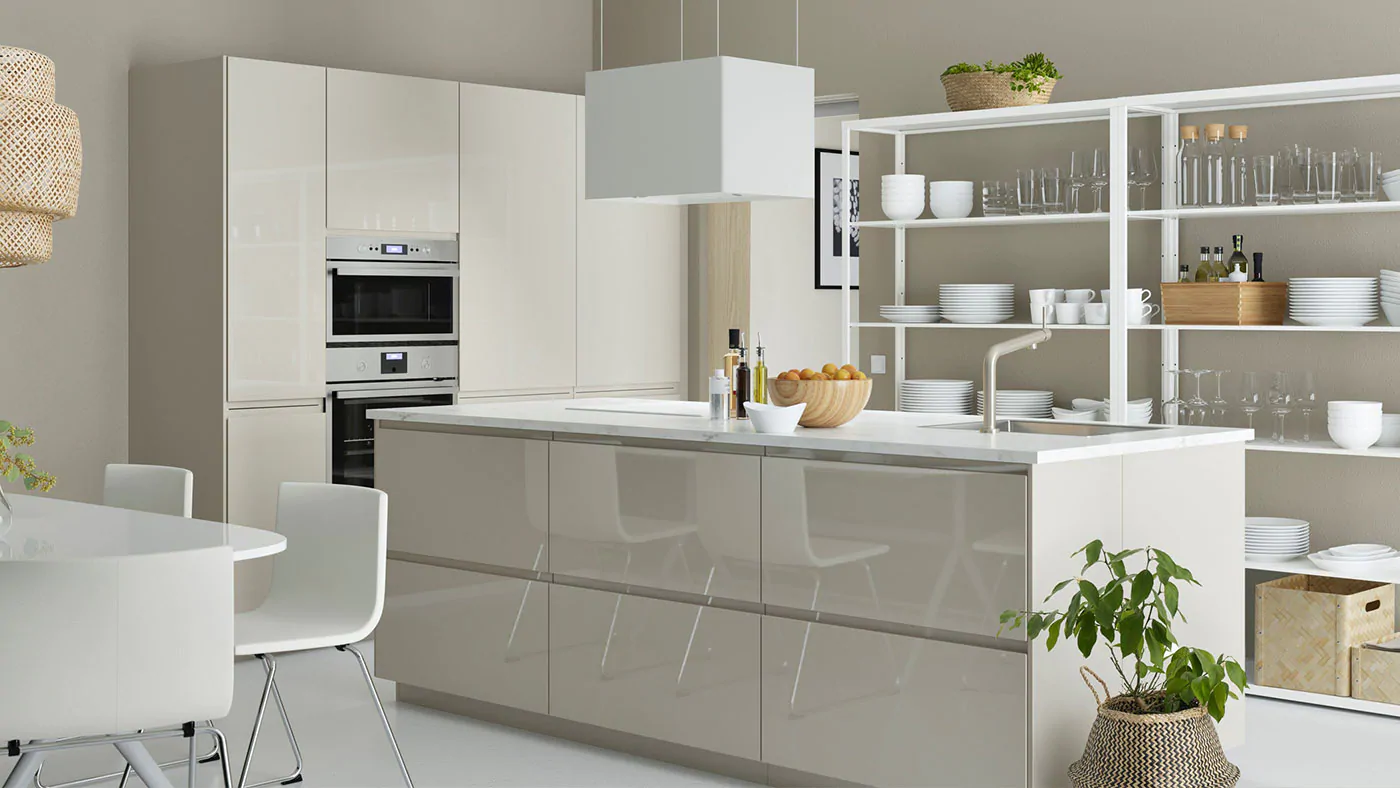 Una cucina moderna con un elegante colore ecru