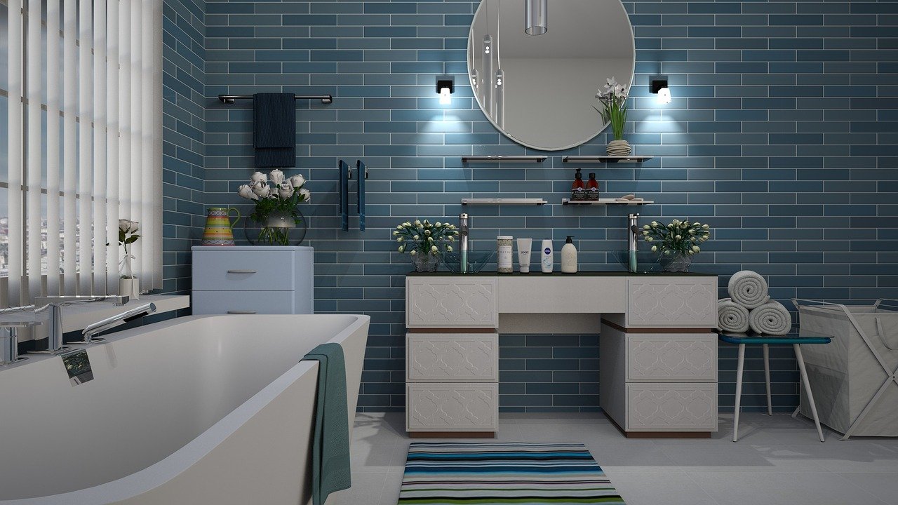 Baño azul índigo - el éxito del diseño interior del 2021