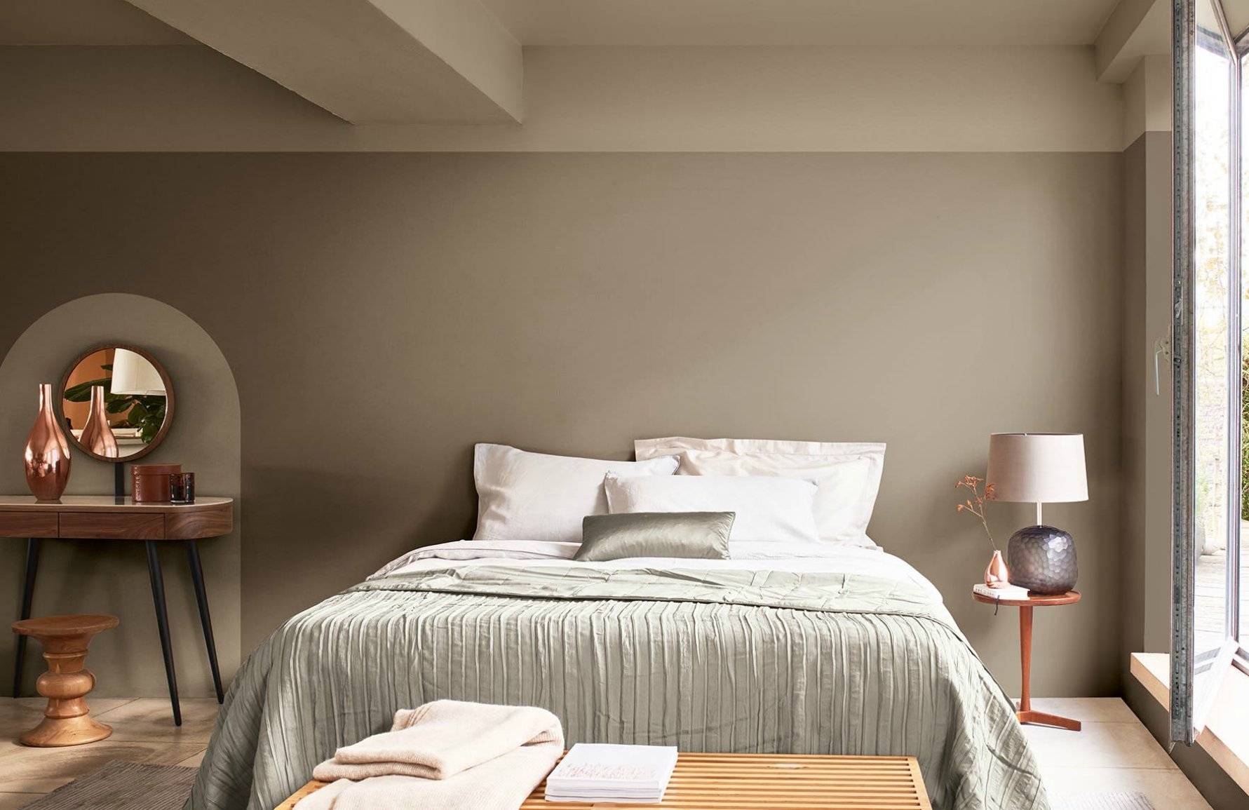 Une chambre romantique avec une palette de couleurs taupe