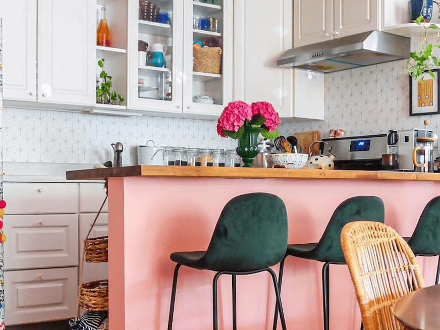 Una colorida cocina sin ventanas