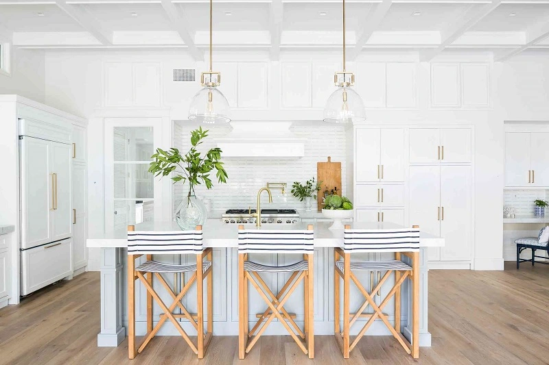 Cocina moderna de los Hamptons: un gran interior