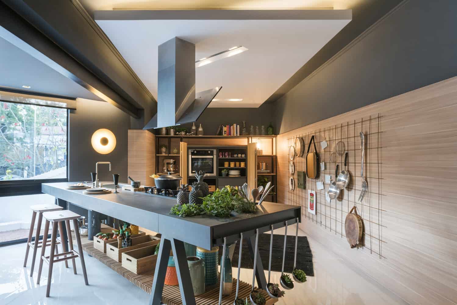 Cucina moderna con un layout insolito - parete di vetro