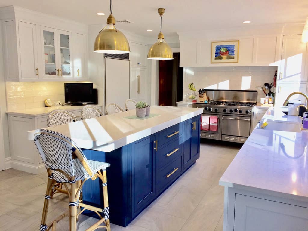 A U-shaped kitchen with an island - a perfect large space management