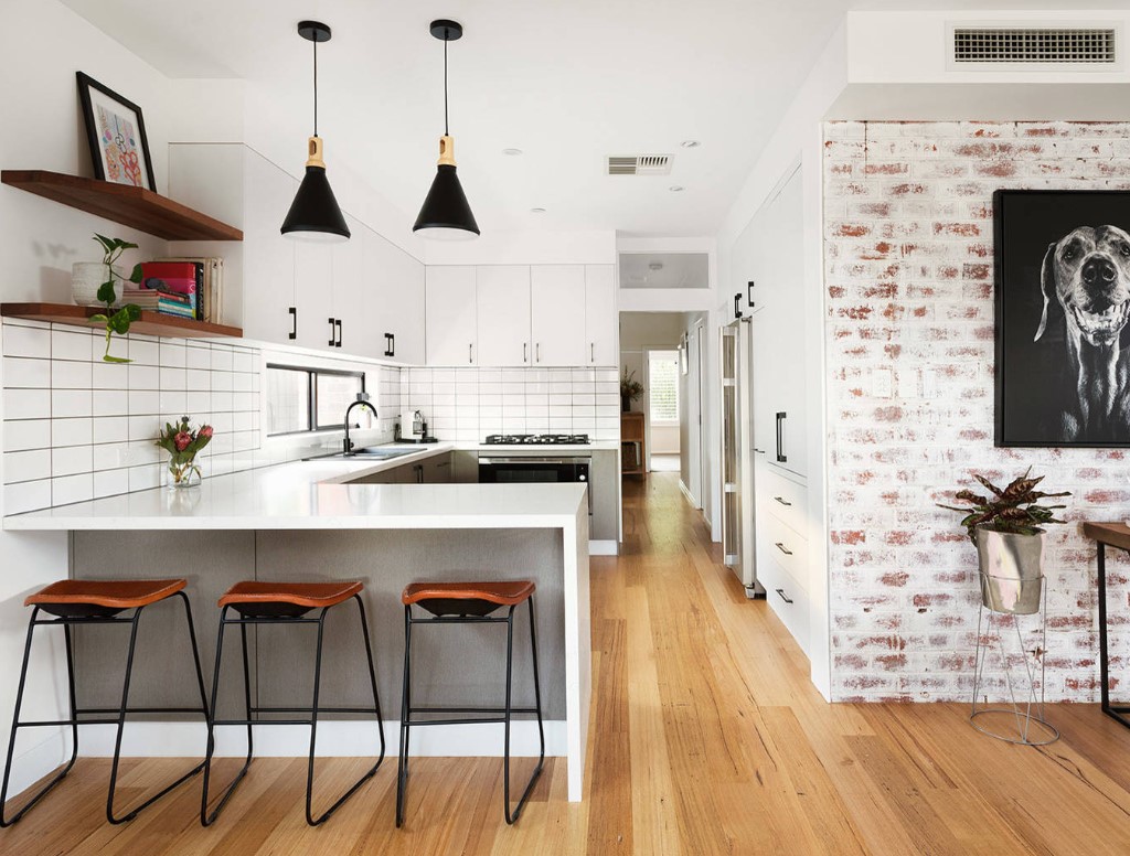 A U-shaped kitchen - light