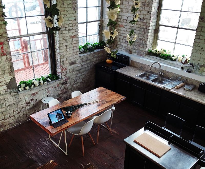 Una cocina gris y blanca, estilo loft - dan un carácter único a sus muebles