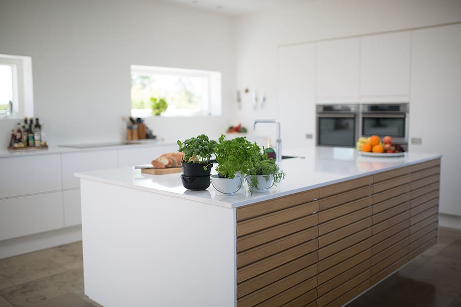 Cocina blanca con madera, un diseño clásico