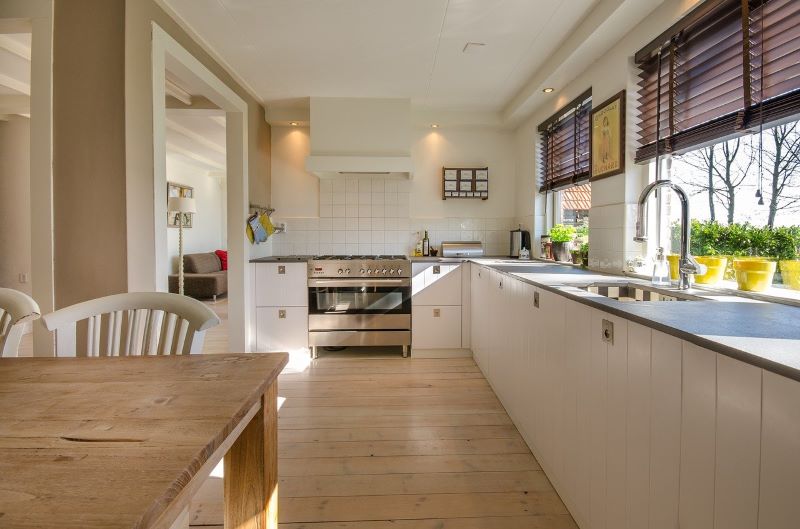 ¿Qué usar en lugar de las cortinas de la cocina? Decora tus ventanas con persianas