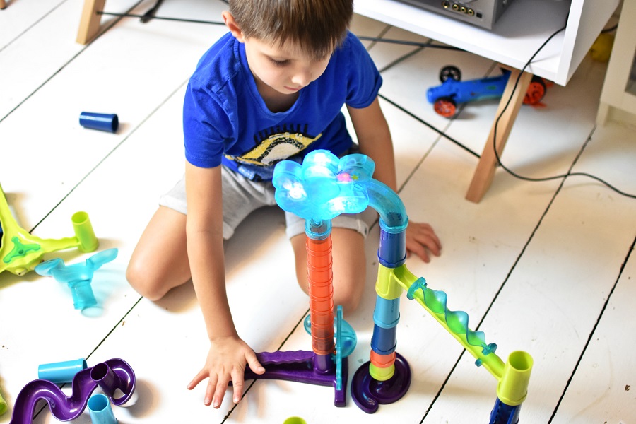 Pistas de bolas: un regalo atractivo para un niño de 4 años