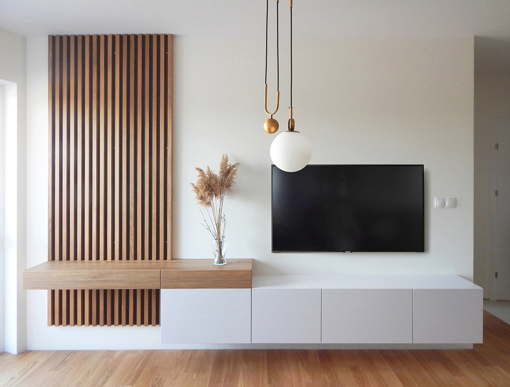 Pared de listones de madera en el salón: una decoración universal