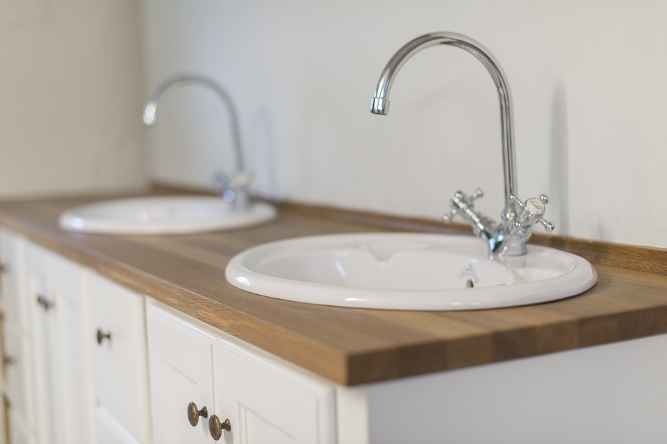 Baño blanco con madera - una idea de interior armoniosa